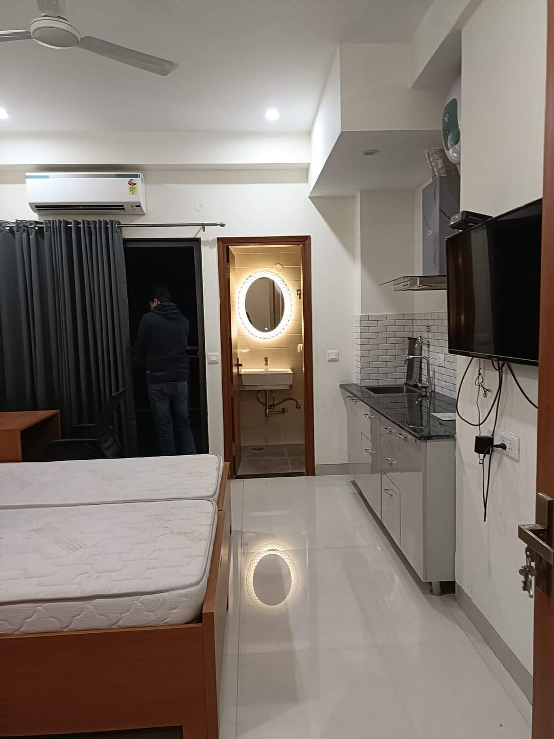 1 Rk  350 Sq.Ft. Builder Floor in The Galaxy Hotel