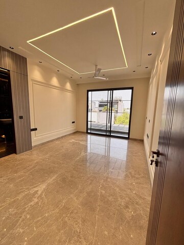 Room in 4 BHK Builder Floor at DLF Atria, Dlf Phase ii – for Rent