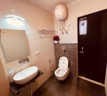 Bathroom in 1 BHK Builder Floor at Satyam Plaza, Sector 15 – for Rent