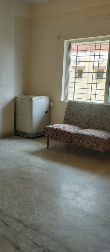 Room in 2 BHK Apartment at Picnic Garden – for Sale