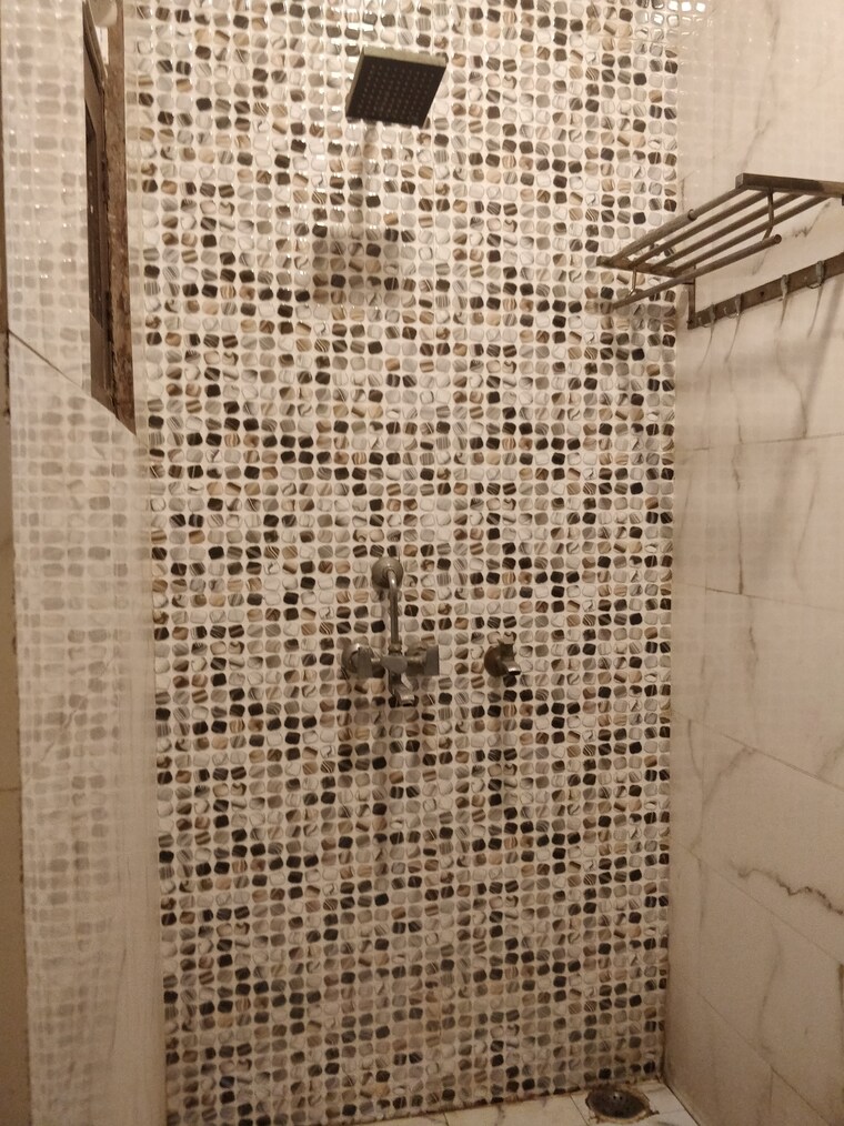 Bathroom, green fields colony 3 Bedroom 1800 Sq.Ft. Builder Floor In Green Fields Colony Faridabad 8915077