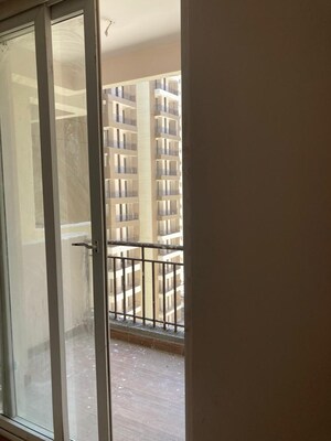 Room in 2 BHK Apartment at Amrapali Golf Homes, Sector 4 Greater Noida – for Sale