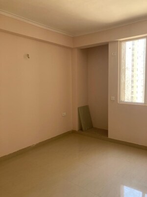 Room in 2 BHK Apartment at Amrapali Golf Homes, Sector 4 Greater Noida – for Sale