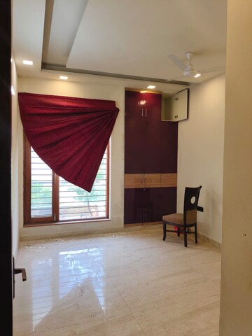 Room in 3 BHK Builder Floor at BPTP District, Sector 81 – for Rent