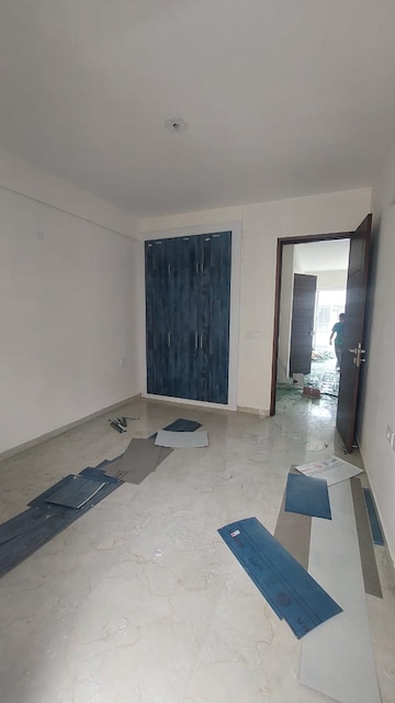 Room in 3.5 BHK Apartment at Smart World Gems, Sector 89 – for Rent