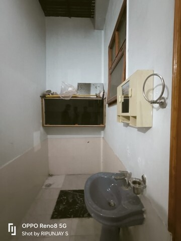 Attached Bathroom in 2 BHK Independent House at Gomti Nagar – for Rent