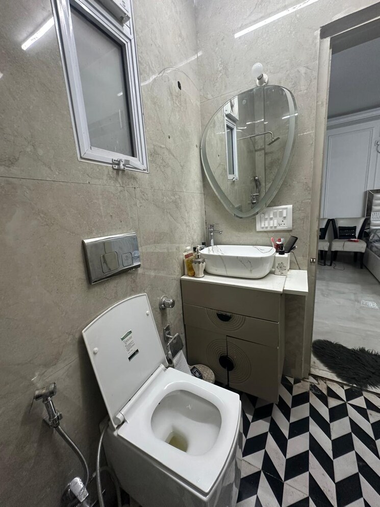 Attached Bathroom, kailash hills 3 Bedroom 180 Sq.Yd. Builder Floor In Kailash Hills Delhi 8915577