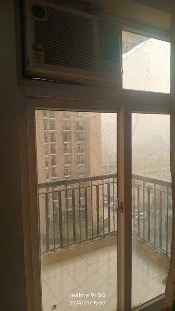 Room in 2 BHK Apartment at Jaypee Greens Kosmos, Sector 134 – for Rent