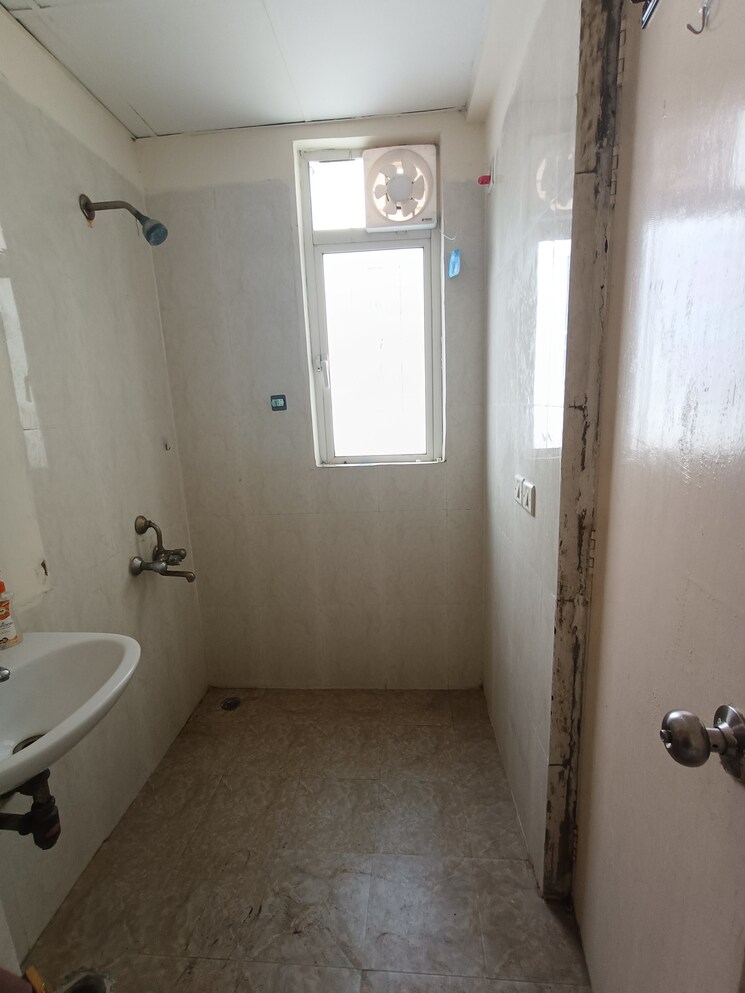 Bathroom, jaypee-greens-kosmos 3.5 Bedroom 1356 Sq.Ft. Apartment In Sector 134 Noida 8915795