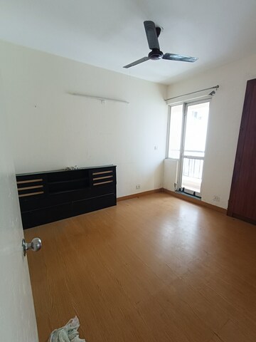 Room in 3.5 BHK Apartment at Jaypee Greens Kosmos, Sector 134 – for Rent