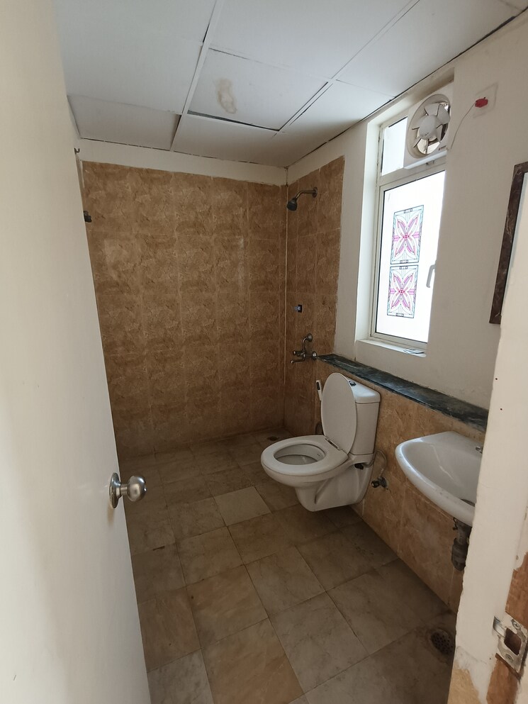 Bathroom, jaypee-greens-kosmos 3.5 Bedroom 1356 Sq.Ft. Apartment In Sector 134 Noida 8915795