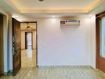 Room in 4 BHK Builder Floor at Dlf Phase ii – for Rent