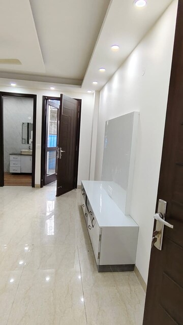 Building Lobby in 3 BHK Builder Floor at South City 1 – for Rent