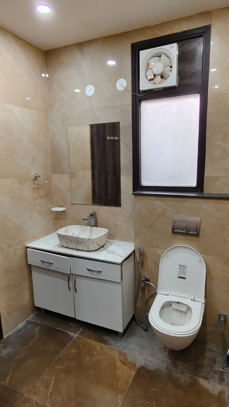 Bathroom, south city 1 3 Bedroom 240 Sq.Yd. Builder Floor In South City 1 Gurgaon 8915790