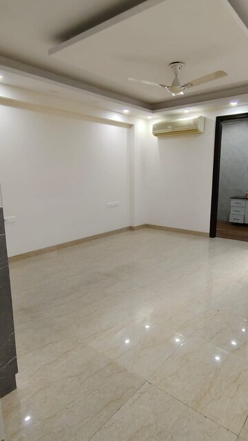 Room in 3 BHK Builder Floor at South City 1 – for Rent