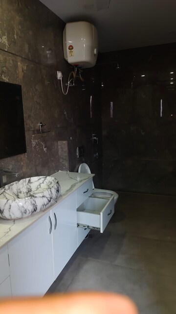 Team Area in 3 BHK Builder Floor at South City 1 – for Rent