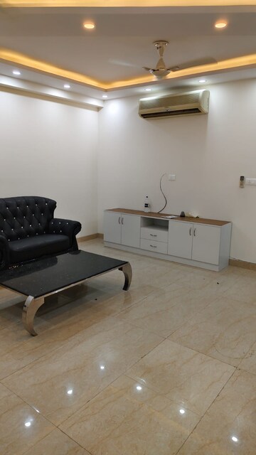Team Area in 3 BHK Builder Floor at South City 1 – for Rent