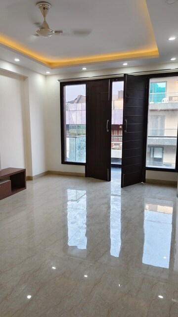 Room in 3 BHK Builder Floor at South City 1 – for Rent