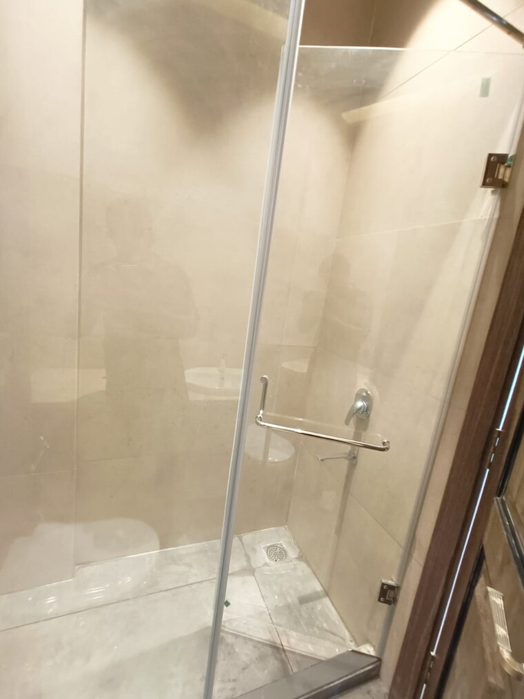 Bathroom, east of kailash 3 Bedroom 1800 Sq.Ft. Builder Floor In East Of Kailash Delhi 8915845