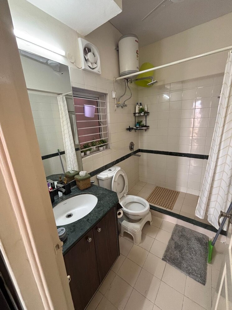 Bathroom, dlf-trinity-towers 4 Bedroom 2558 Sq.Ft. Apartment In Dlf Phase V Gurgaon 8915848