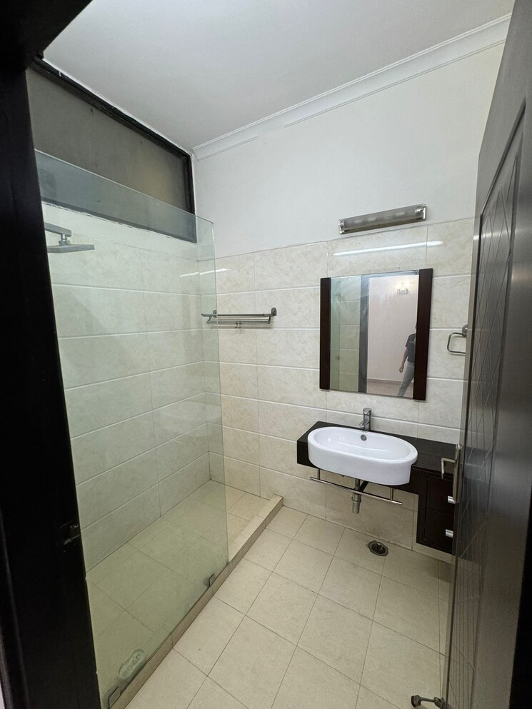 Bathroom, dlf phase ii 4 Bedroom 300 Sq.Yd. Builder Floor In Dlf Phase ii Gurgaon 8915891