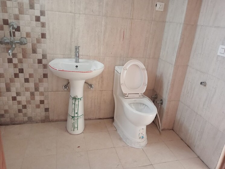 Bathroom, clement town 3 Bedroom 1815 Sq.Ft. Apartment In Clement Town Dehradun 8915913