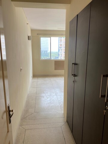 Room in 4 BHK Apartment at DLF Trinity Towers, Dlf Phase V – for Rent