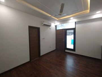 Room in 3 BHK Builder Floor at South City 1 – for Rent