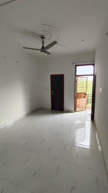 Room in 3 BHK Builder Floor at Sector 23a – for Rent