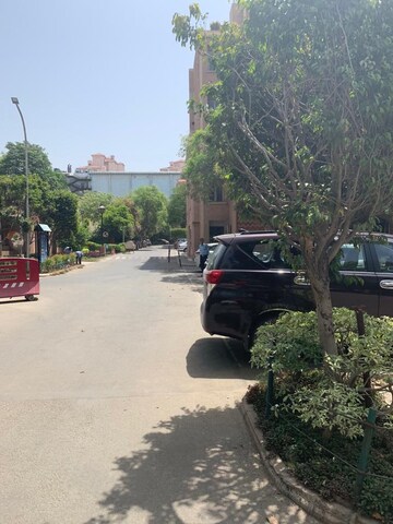Parking in 3 BHK Builder Floor at South City 1 – for Rent