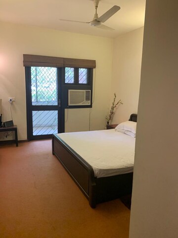Room in 3 BHK Builder Floor at South City 1 – for Rent