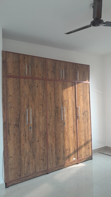 Room in 3 BHK Apartment at Unitech Escape, Sector 50 – for Rent