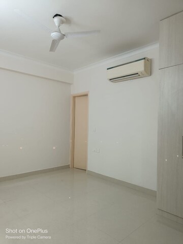 Room in 3 BHK Apartment at Pareena Express Heights, Sector 99 – for Rent
