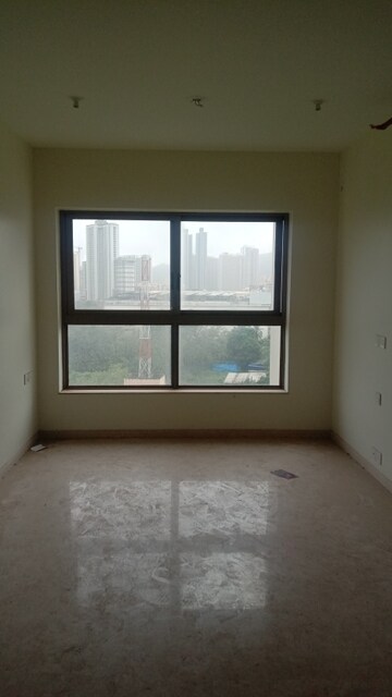 Room in 2 BHK Apartment at Kalpataru Paramount, Kapur Bawdi – for Sale
