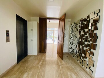 Room in 4 BHK Apartment at Boat Club Road – for Sale