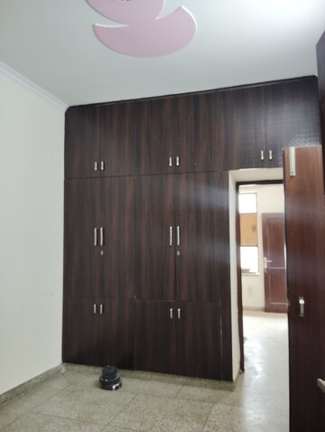 Furnished Amenities in 2 BHK Apartment at Madhur Apartment, Paschim Vihar – for Rent
