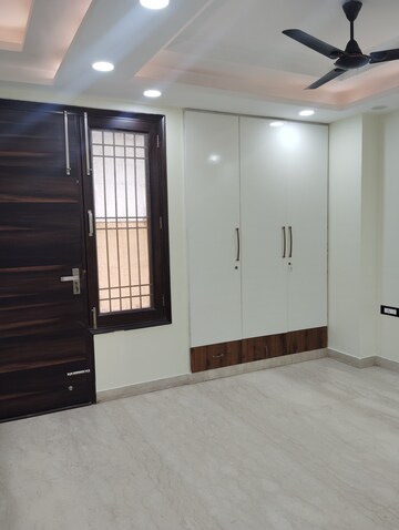Room in 3 BHK Apartment at Jahaz Apartments, Paschim Vihar – for Rent