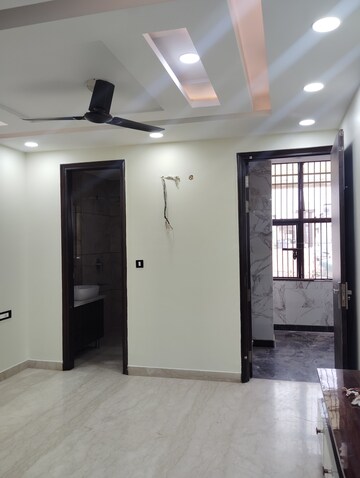 Room in 3 BHK Apartment at Jahaz Apartments, Paschim Vihar – for Rent