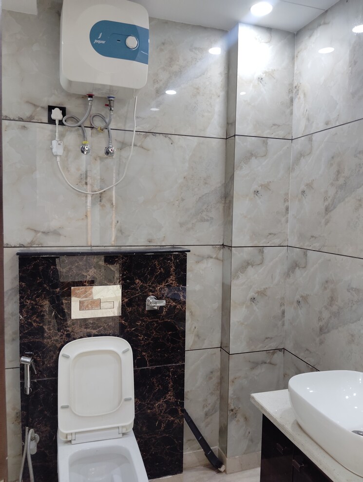 Bathroom, jahaz-apartments 3 Bedroom 1450 Sq.Ft. Apartment In Paschim Vihar Delhi 8916660
