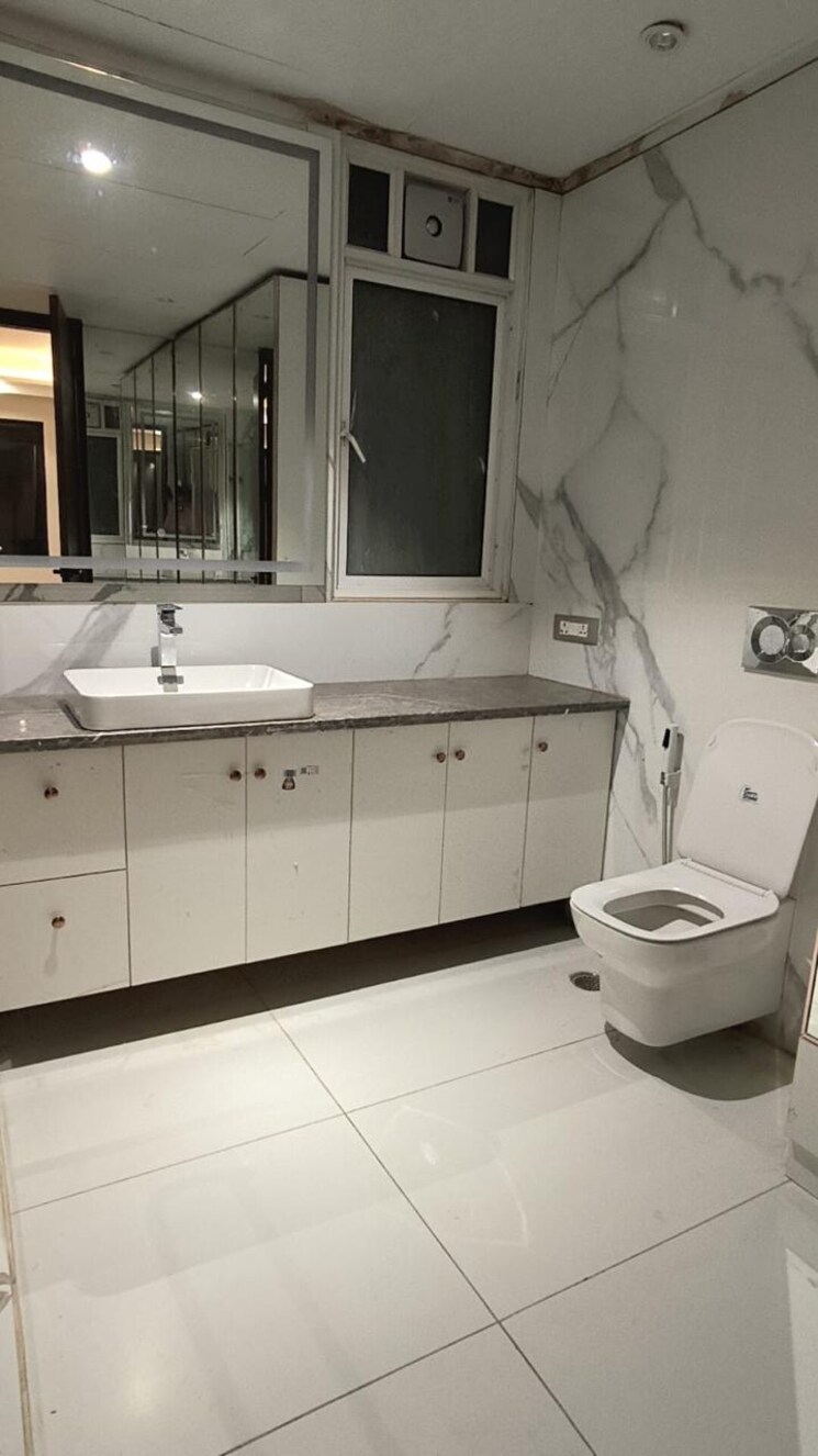 Bathroom, dlf phase ii 4 Bedroom 400 Sq.Yd. Builder Floor In Dlf Phase ii Gurgaon 8916681