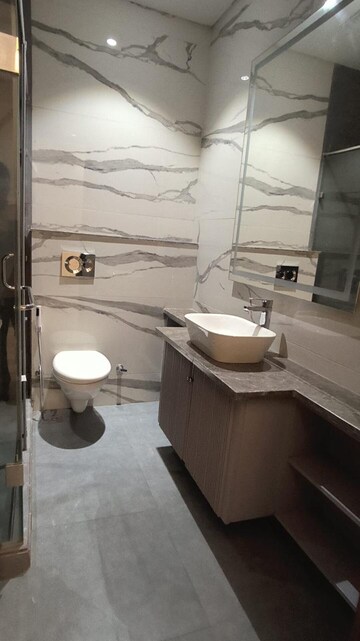 Master Bedroom in 4 BHK Builder Floor at Dlf Phase ii – for Rent