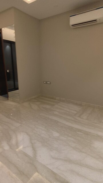 Room in 4 BHK Builder Floor at Dlf Phase ii – for Rent