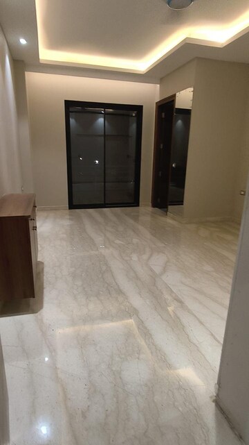 Room in 4 BHK Builder Floor at Dlf Phase ii – for Rent