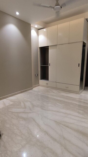 Room in 4 BHK Builder Floor at Dlf Phase ii – for Rent