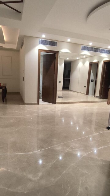 Building Lobby in 4 BHK Builder Floor at Dlf Phase ii – for Rent