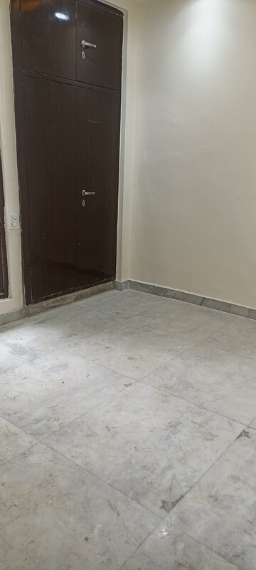Room in 2 BHK Builder Floor at Green Fields Colony – for Rent
