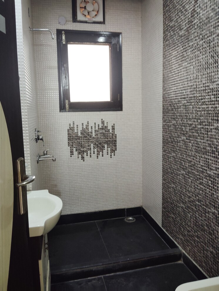 Bathroom, triveni-apartments-cghs 2.5 Bedroom 1100 Sq.Ft. Apartment In Paschim Vihar Delhi 8916718