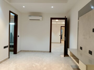 Room in 3 BHK Builder Floor at DLF Atria, Dlf Phase ii – for Rent