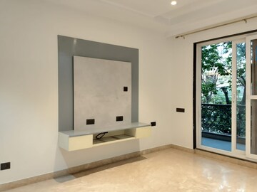 Room in 3 BHK Builder Floor at DLF Atria, Dlf Phase ii – for Rent