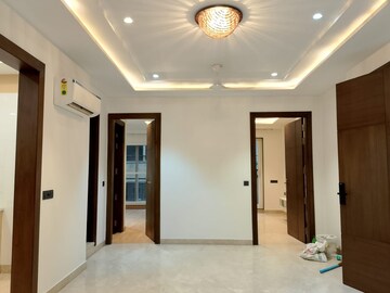 Room in 3 BHK Builder Floor at DLF Atria, Dlf Phase ii – for Rent